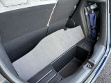 ラゲッジアンダーにも十分な収納スペースが確保されています♪また、ラゲッジルーム側面には車載工具やパンク修理キットが収納されています!