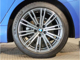 【BMWアロイホイル】軽量かつ強度に拘ったアロイホイル。走行性能ポテンシャルを引き出す設計。車の足元を引き締めてくれる大きなポイントはアロイホイルです。