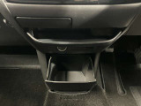 お気に入りのCDなどが収納できる格納式ボックス★