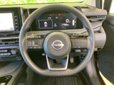 握りやすい形状で、長距離運転でも疲れにくい設計。操作もスムーズで、快適なドライビングをサポートします。