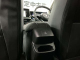 【USB電源ソケット】後部座席用に充電端子が装備されておりますので、後部席の方も安心してドライブが楽しめます。