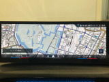 【ナビ純正】10.25インチワイドコントールディスプレイは、画面内に多数の情報を表示する事が可能です。センターコンソールiDriveコントローラー操作だけでなく、タッチパネルでの操作も可能となっております。