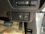 急速充電は車内のボタンを操作して開け、あとは充電コネクターを差すだけで充電開始します。簡単な充電操作と、フタの開け方を変えることで差し間違いを防げる安心感。