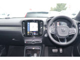 インストルメントパネルは僅かに運転席側へと傾けられているほか、余計なスイッチ類を可能な限り排し、運転に集中しやすい環境を造り出しています。