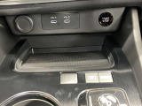 USBソケットで、車内でもスマホの充電ができます♪