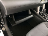 助手席側には小物の収納に便利なダンパー付きグローブボックスが装備されているので車内の整理にもとっても便利です♪