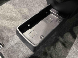 ティッシュ箱もぴったり収まるセンターフロアトレイ