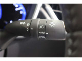 スイッチをオートに設定しておけば、車外の明るさに応じて自動的にヘッドランプを点灯・消灯します。夕暮れ時やトンネルの続く山道などを走行する時に便利なコンライトを装備しています。