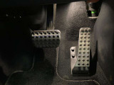 当店でお車をご購入のお客様はオーナー様専用保険「メルセデス・ベンツ保険」にご加入頂けます。飛来物によるフロントガラス破損やパンクによるタイヤ交換の際に、修理費用の一部をお支払いしております。