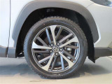 純正のアルミホイール装着車です。タイヤサイズは225/50R18です。