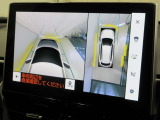 パノラミックビューモニター付きです。車両を上から見たような映像をディスプレイオーディオ画面に表示。運転席からの目視だけでは見にくい、車両周辺の状況をリアルタイムでしっかり確認できます。