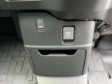 運転席の下の方にはシガーソケット、コンビニフック、収納ボックスが装備されています。