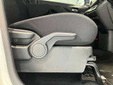 運転席はご自身の適切な運転ポジションへ移動可能なラチェットが付いております。