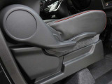 チルトステアリングと運転席シートリフターを使えば、自分にぴったりのドライビングポジションに調整できます。快適な運転をサポートしてくれる嬉しい機能です。
