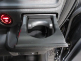 運転席右側の引き出し式ドリンクホルダーです。