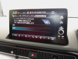 LKAS(車線維持支援システム)車両が車線の中央に沿って走行できるように、高速道路などでのステアリング操作を支援し、運転負荷軽減を図ります