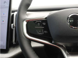 スポーク部には、さまざまな装備や機能を操作できるスイッチをスタイリッシュにレイアウト。一部の機能については、お好みに合わせてスイッチの割り当てをカスタマイズすることも可能です。