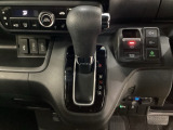 CVT車のセレクトレバーです。低速から高速まで、変速ショックのないスムーズな走りを実現するとともに、エンジン効率のよい領域を維持することで燃費にも貢献します。