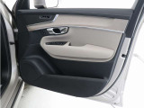 運転席ドアの全景です。キャビンを彩るすべてのものに、機能を形にした美しさが備わっています。