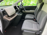 運転席からの視界が良好で、安全な運転をサポートします。視界の広さも、運転のしやすさに貢献しています。