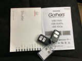 家族やパートナーと個別に持てるため、貸し借りの手間がなくスムーズに乗車できます。また、メインキーを自宅に置いたまま、もう一方をサブとして常に鞄に入れておけるため、持ち出し忘れを防げる点も便利です。