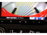 バックをするとき自動でリアの様子が映る『リアカメラ』付き!ナビ画面で確認しながらバックができ、ガイドラインで距離感がつかめるので後ろの壁も安心ですね。でも、周りへの目視も忘れないでくださいね!