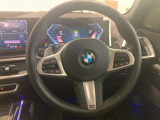 BMWのステアリングはドライバーと車体が一体感に感じれるような操作性を実現しております。また、握りやすさや操作性を向上するためにスイッチ類も配置されております。