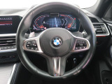 BMWのステアリングのリムは、一般的なものより少し太めにデザインされています。 これはタイヤやステアリングシャフトなどを介して伝わる路面からの入力を、しっかりと把握するためです。