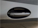 【スマートキー】車両のキーをカバンやポケットに入れたまま、お車の開閉が可能で御座います。お車の前に立ってキーを探す必要が御座いません。