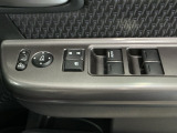 運転席のスイッチで全てのウィンドウの開閉操作を行うことができます。ロックボタンをONにしておくと、運転席以外のウィンドウは作動しないのでお子様を乗せているときなども安心ですね♪