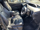 運転席側のドアを開けると、広々とした空間が広がります。乗り降りがしやすく、快適な空間を提供。