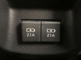 2.1A充電がついています。
