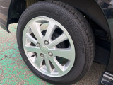 純正アルミホイール付いてます!車の軽量化に繋がることは勿論、見た目の印象が違いますよね♪