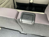 ラゲッジからリヤシートをスライドさせるレバーが付いています。