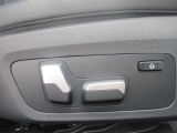 運転席メモリー付きフロント電動シート装備。