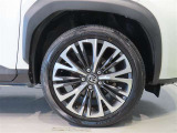 純正のアルミホイール装着車です。タイヤサイズは215/50R18です。