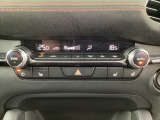 温度の設定のみで快適な風量やモードなどを自動調整してくれるフルオートエアコンを装備!