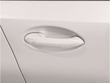 【デザインとの融合】BMWデザイナーが創り出したボディデザインを損なう事のない様に配置とデザインに拘っています。ドアノブについてもBMWの拘りに妥協はありません。