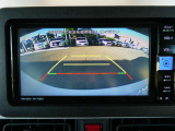 ギアを『R』に入れるとナビ画面に後方の映像を映してくれるので、駐車がし易くなります。