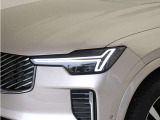 ひときわ印象的なT字型のLEDヘッドライトは、新世代のボルボを象徴するユニークなアイコンとなっています。LEDデイタイム・ランニング・ライトやポジションライト、ウインカーの役割も果たします。