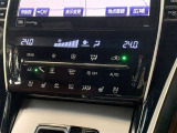 左右独立温度コントロールフルオートエアコンです。運転席、助手席それぞれで独立して温度設定ができます。