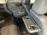 後部座席の方シートバックテーブルが付いています。ドライブインなどの休憩時には重宝します。