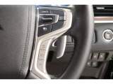 ステアリングには運転中でも簡単に操作できる各種スイッチついてます
