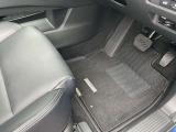 純正フロアカーペット付きです。社外品とは違い、マットのズレも少なく安全に運転できます。