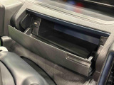 小物が収納できる運転席側インパネアッパーボックス。 ボックス内にはUSBソケットが一口。
