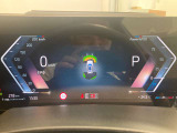 【メーターパネル】BMWライブコックピット12.3インチコントロールディスプレイはフルデジタルとなります。メーターパネル中央にマップ表示も可能となりますので視線の移動が少なくなり運転に集中する事が可能です。