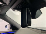 BMWではルームミラーの裏側にETCの車載器が内蔵されており、別途で車載器の購入必要なしで非常にスマート。皆様が驚かれるポイントのでもあります