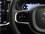 前方車を自動追従するアダプティブクルーズコントロールに加え、ステアリング操舵も行う進化型クルーズ『パイロットアシスト』を搭載。車体を車線内へと適正に維持しつつ先行車を忠実に追従します。