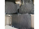 前席・後席にフロアマットを装備!足もとの汚れを防ぎ、車内をキレイに保ちやすいうれしい装備です♪