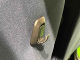 運転席&助手席の背面についたユーティリティフックには荷物がサッと掛けられます。